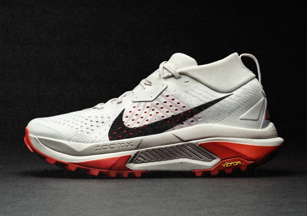 Chaussure de sport blanche avec semelle rouge nike acg zegama