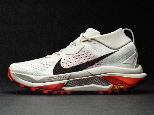 Chaussure de sport blanche avec semelle rouge nike acg zegama