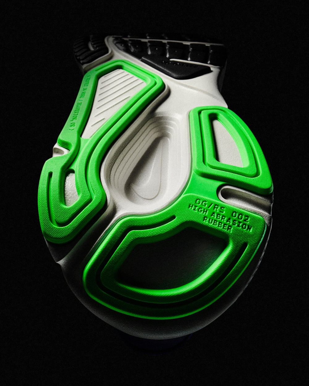 Semelle verte et blanche de chaussure de sport.