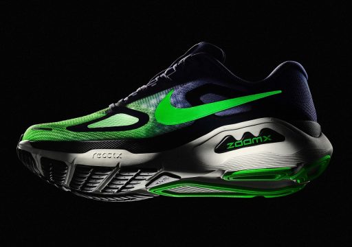 Chaussure de sport verte et noire sur fond noir.