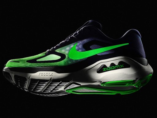 Chaussure de sport verte et noire sur fond noir.