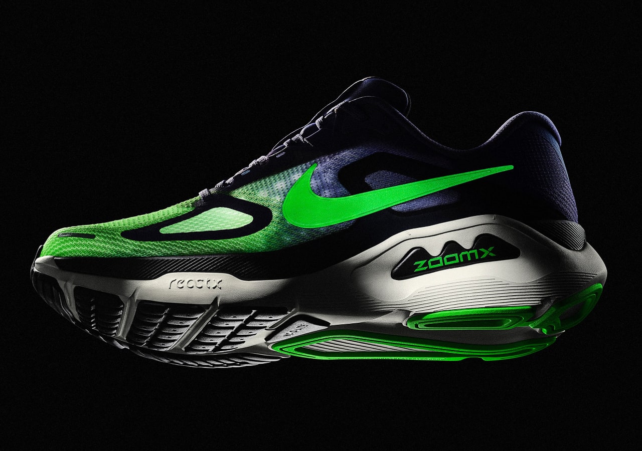 Chaussure de sport verte et noire sur fond noir.