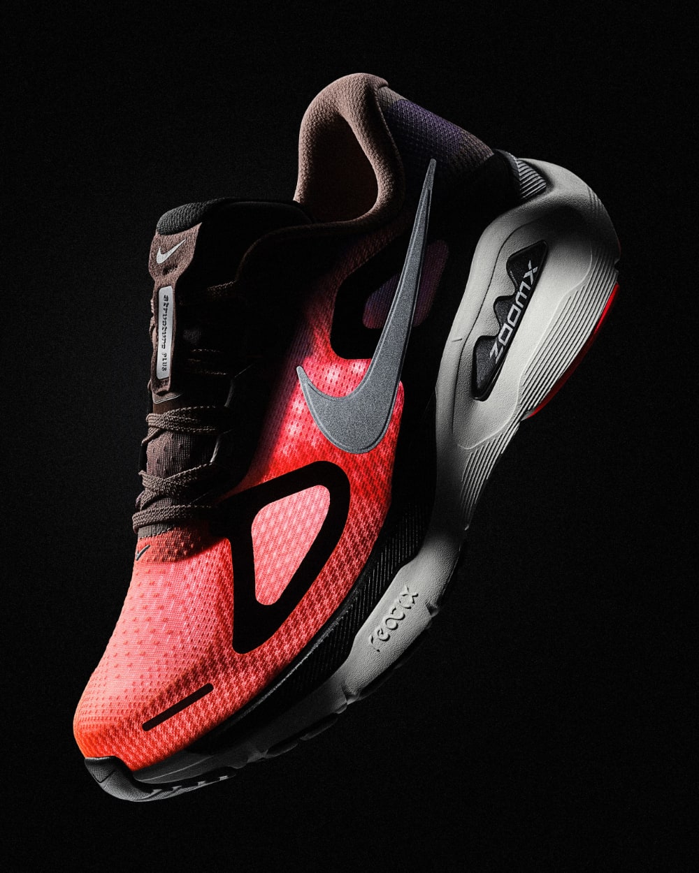 Chaussure de sport rouge et noire en gros plan.