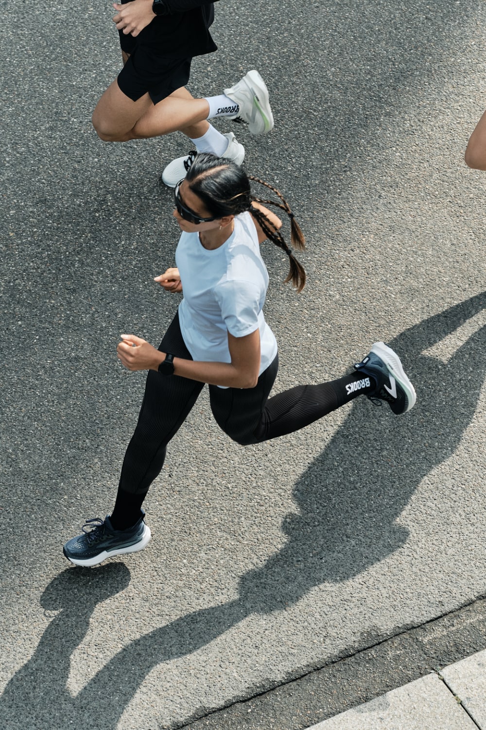 Deux personnes courent sur une route. brooks glycerin 23