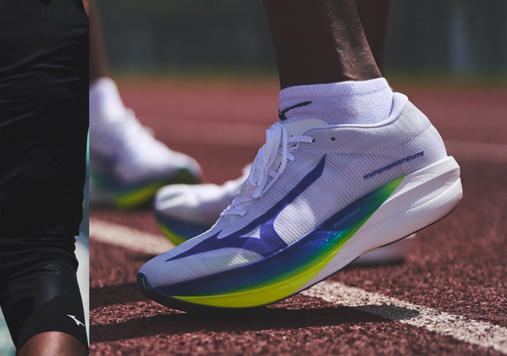 Chaussures de course blanches sur piste athlétique.