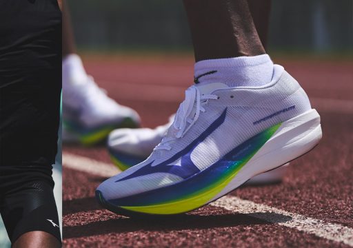 Chaussures de course blanches sur piste athlétique.