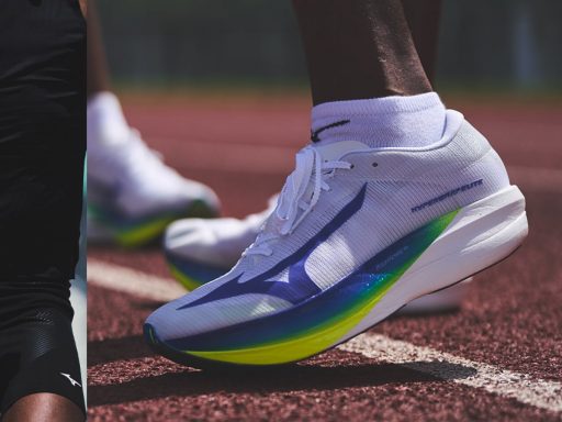 Chaussures de course blanches sur piste athlétique.