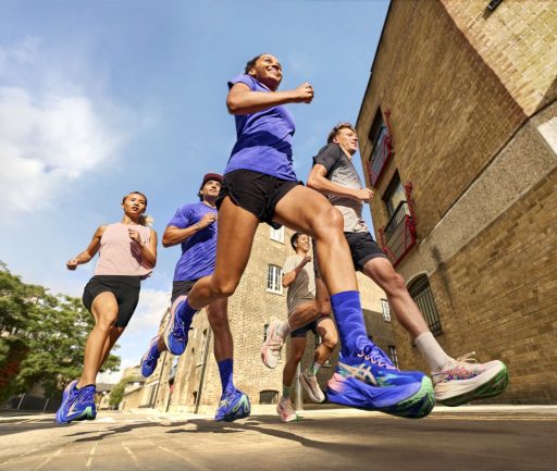 Groupe de coureurs en ville en journée.