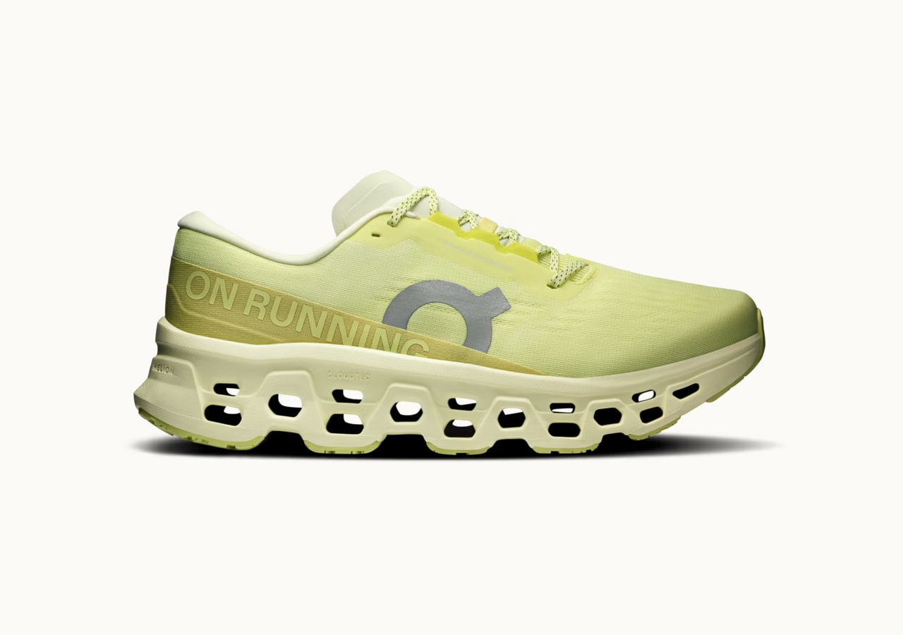 Chaussure de course jaune avec semelle CloudTec.