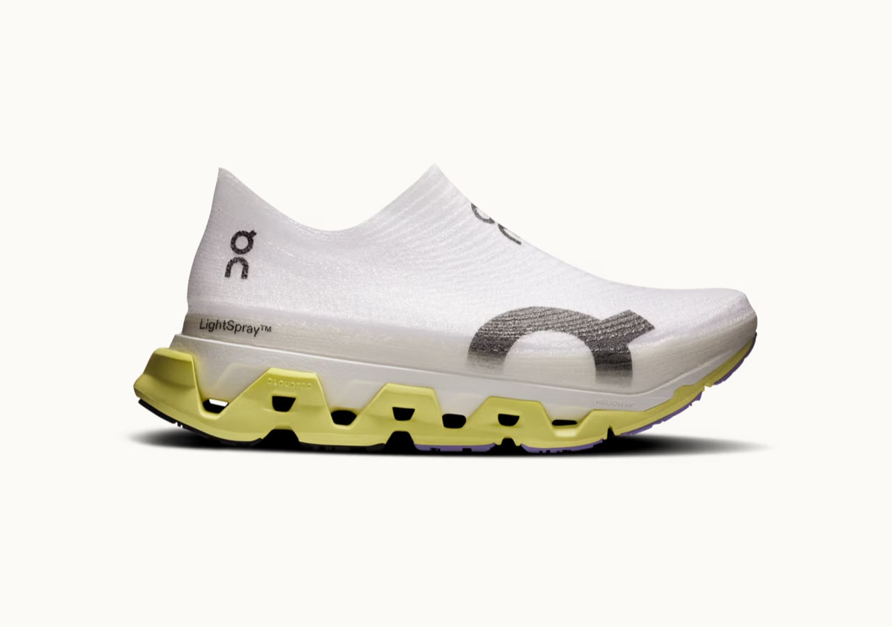 Chaussure de sport légère blanche avec semelle jaune.