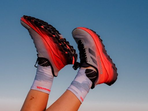 Chaussures de sport sur ciel bleu.