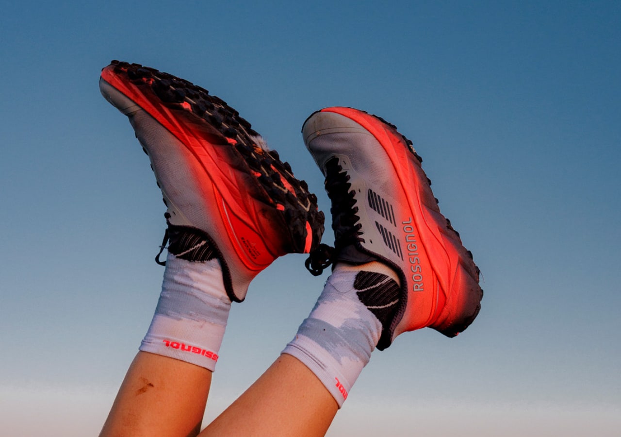 Chaussures de sport sur ciel bleu.