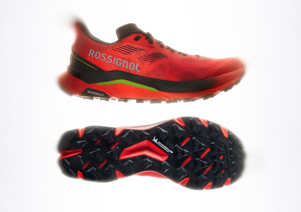 Chaussures de trail rouges avec semelle Michelin.