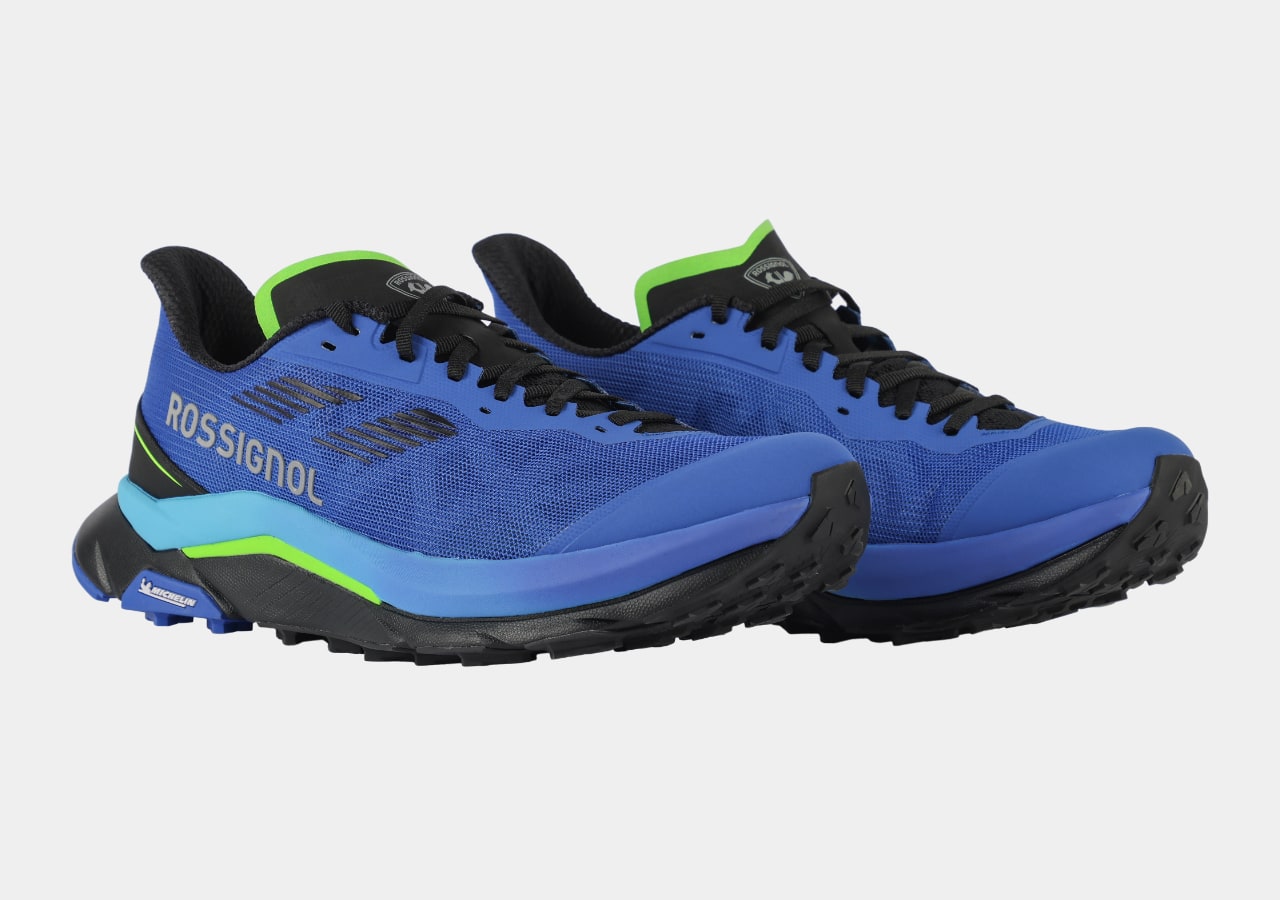 Chaussures de course bleues et vertes pour homme.