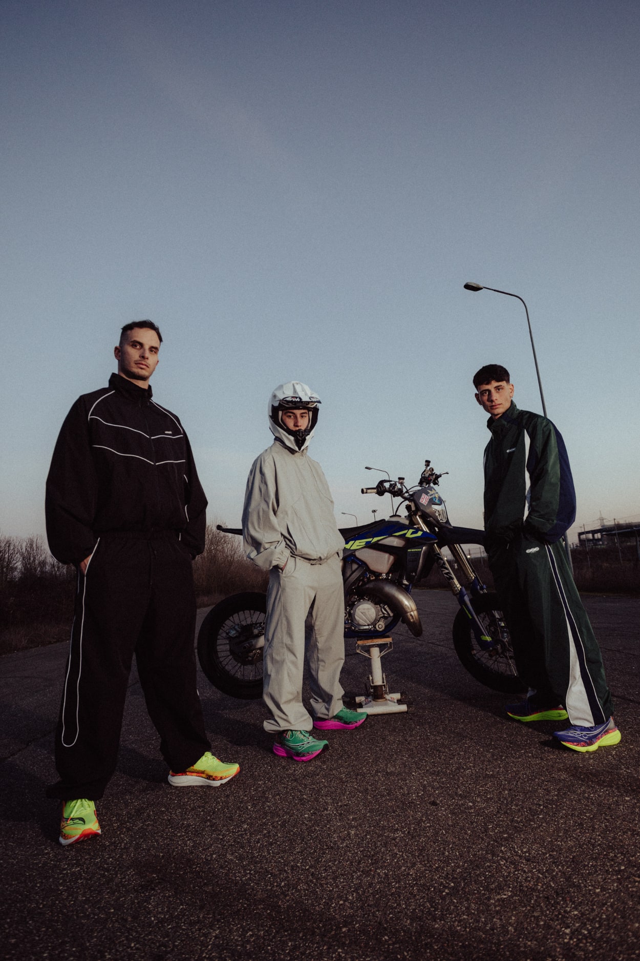 Trois personnes près d'une moto.