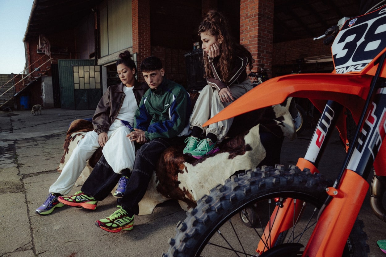 Trois personnes assises près d'une moto