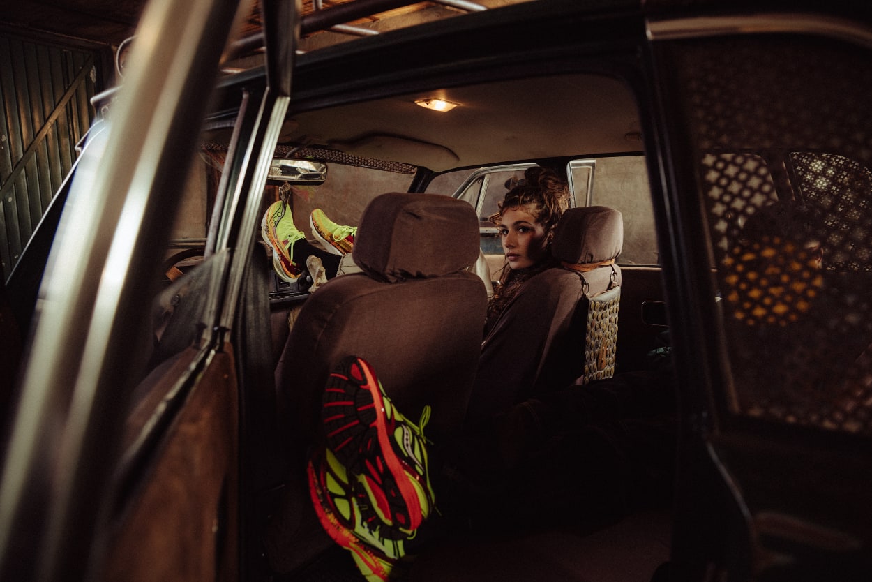 Femme assise dans une vieille voiture