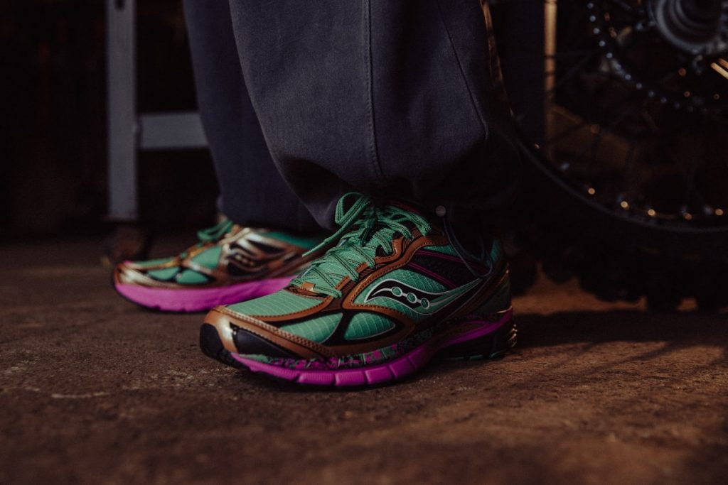 Chaussures de sport colorées sur sol en béton