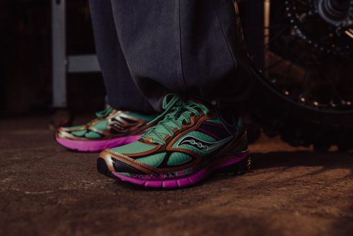 Chaussures de sport colorées sur sol en béton