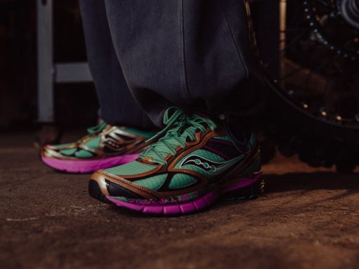 Chaussures de sport colorées sur sol en béton