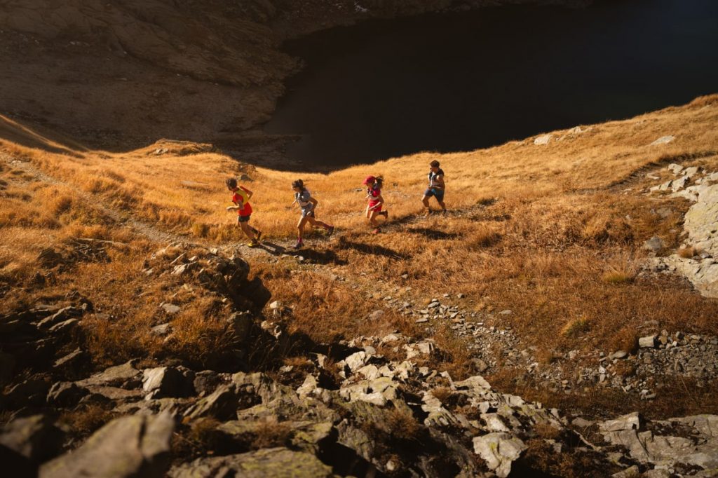 Quatre coureurs sur un sentier montagneux