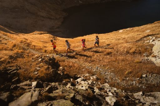 Quatre coureurs sur un sentier montagneux