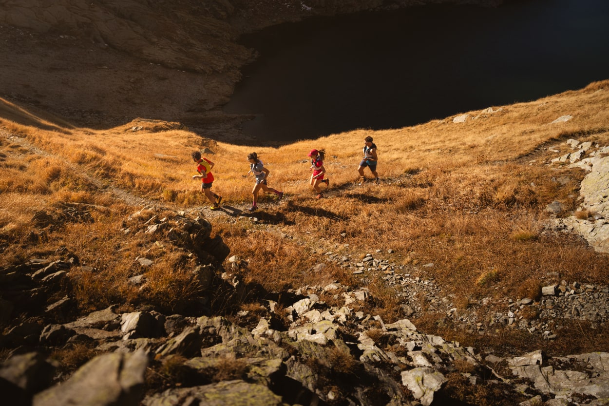 Quatre coureurs sur un sentier montagneux