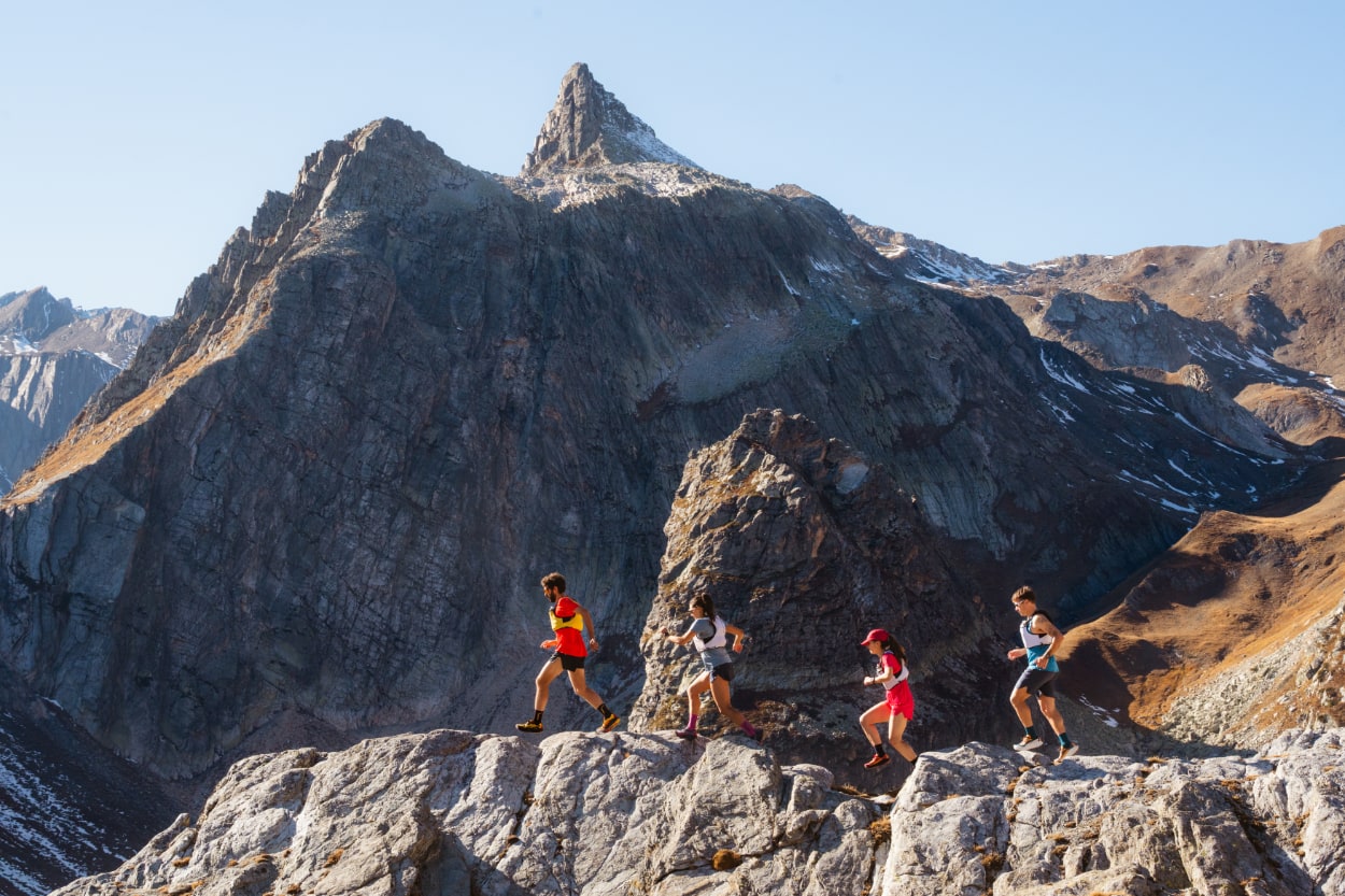 Quatre personnes courent en montagne