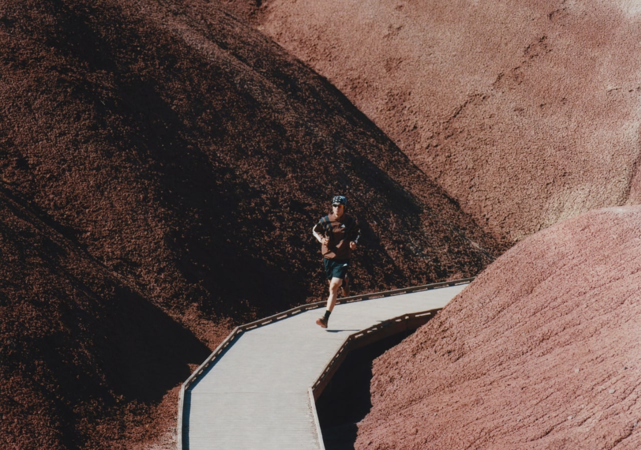 Homme courant sur un chemin montagneux adidas x humanrace adizero evo 2