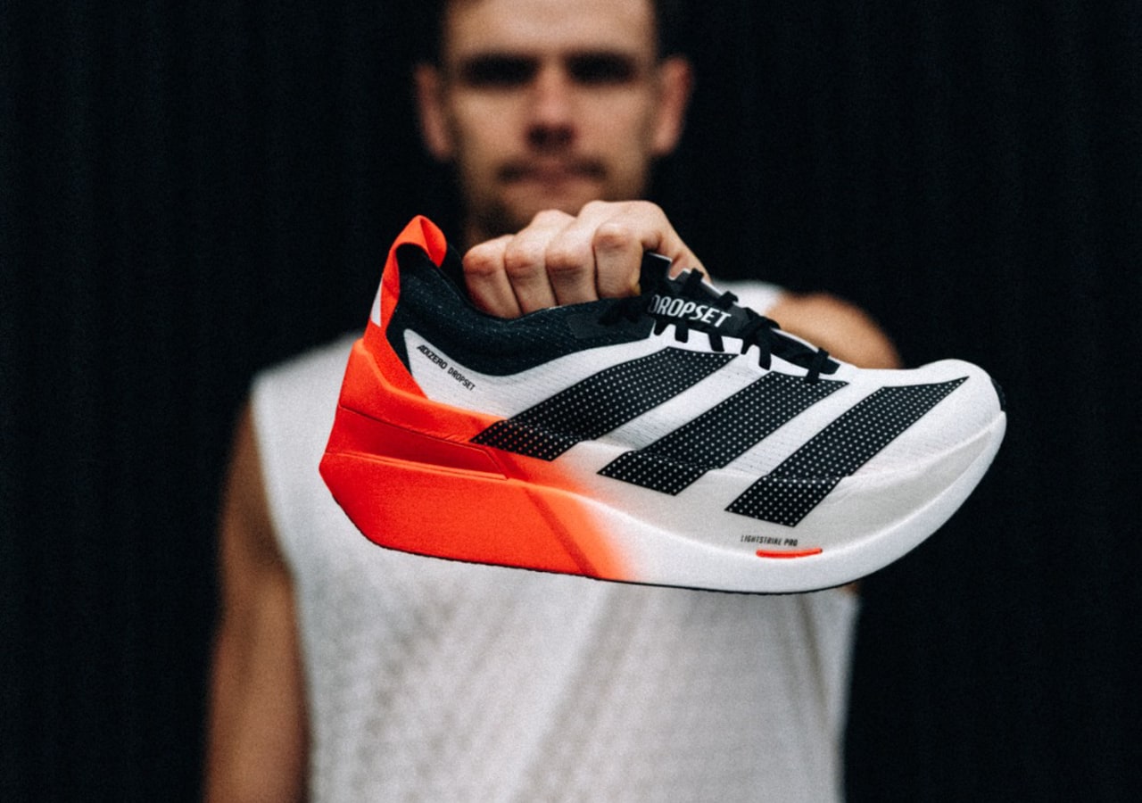 Chaussure de course tenue par un homme