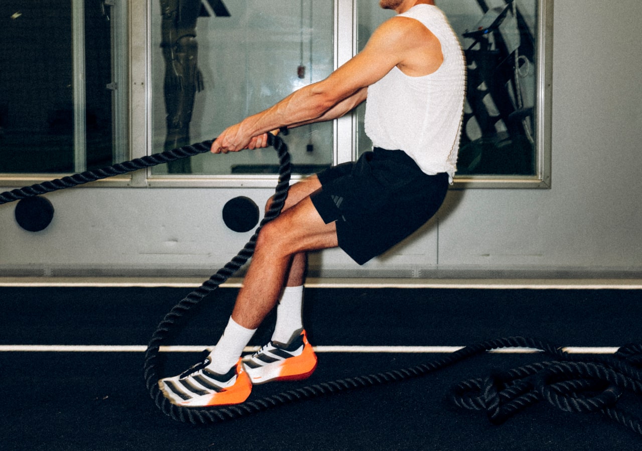 Homme faisant de la corde à la salle de sport
