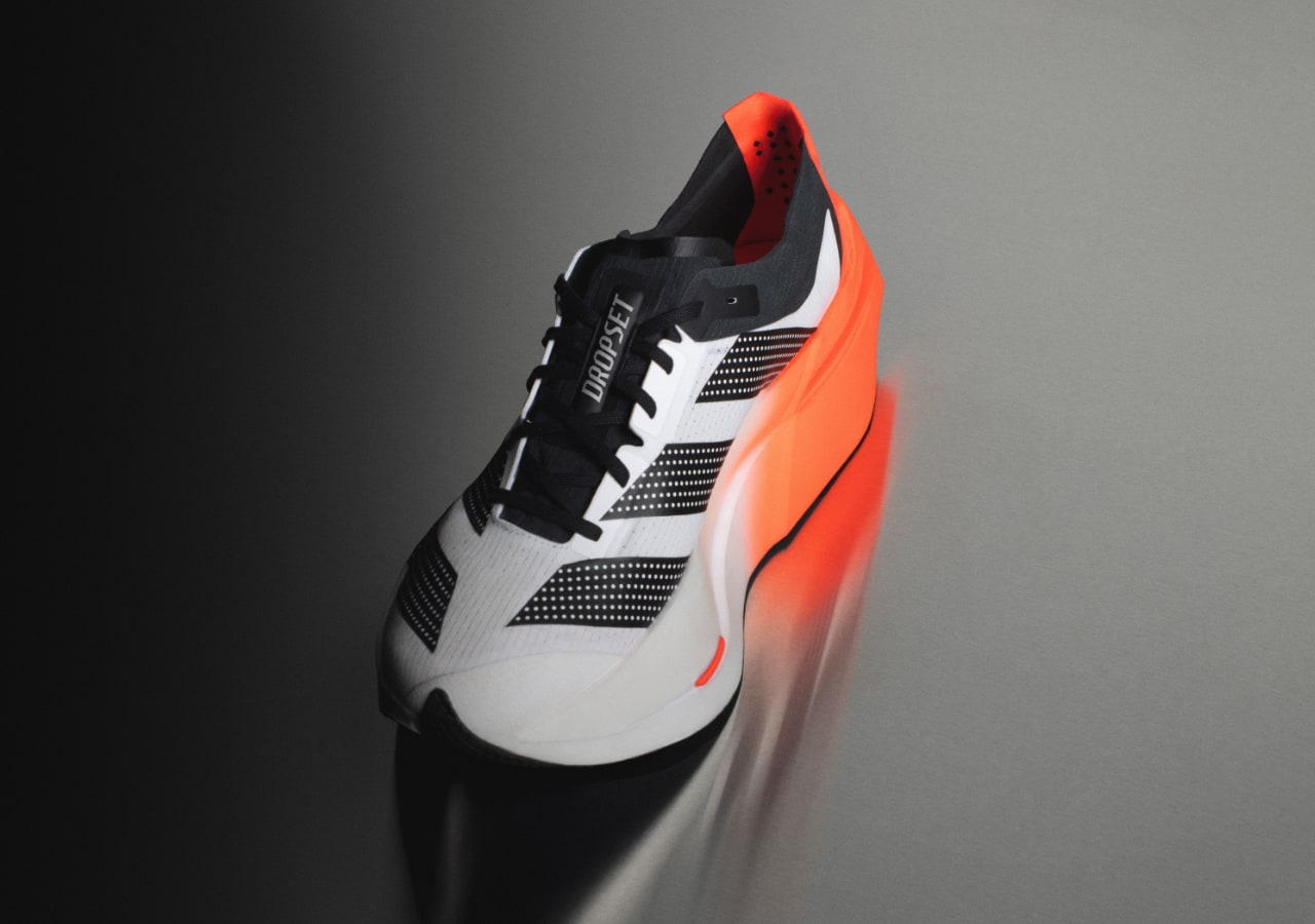 Chaussure de sport blanche et orange