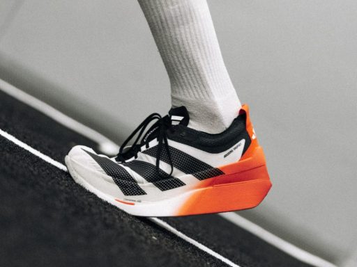 Chaussure de course noir et blanc sur piste