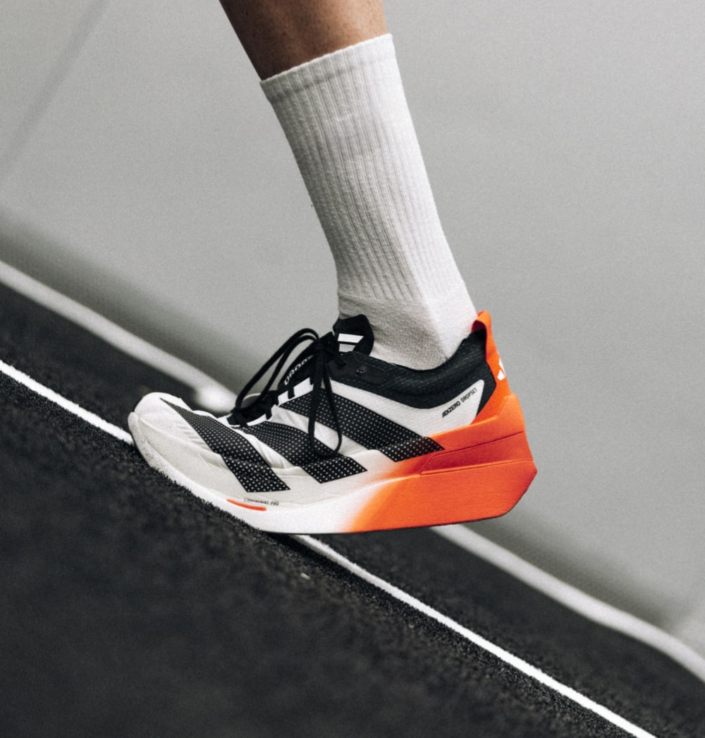 Chaussure de course noir et blanc sur piste