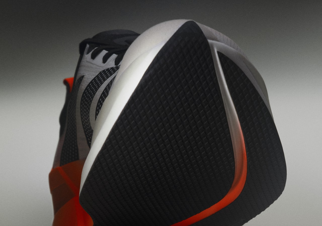 Semelle de chaussure de sport noire et orange