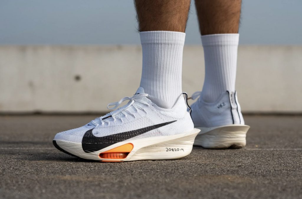 Baskets blanches avec logo noir