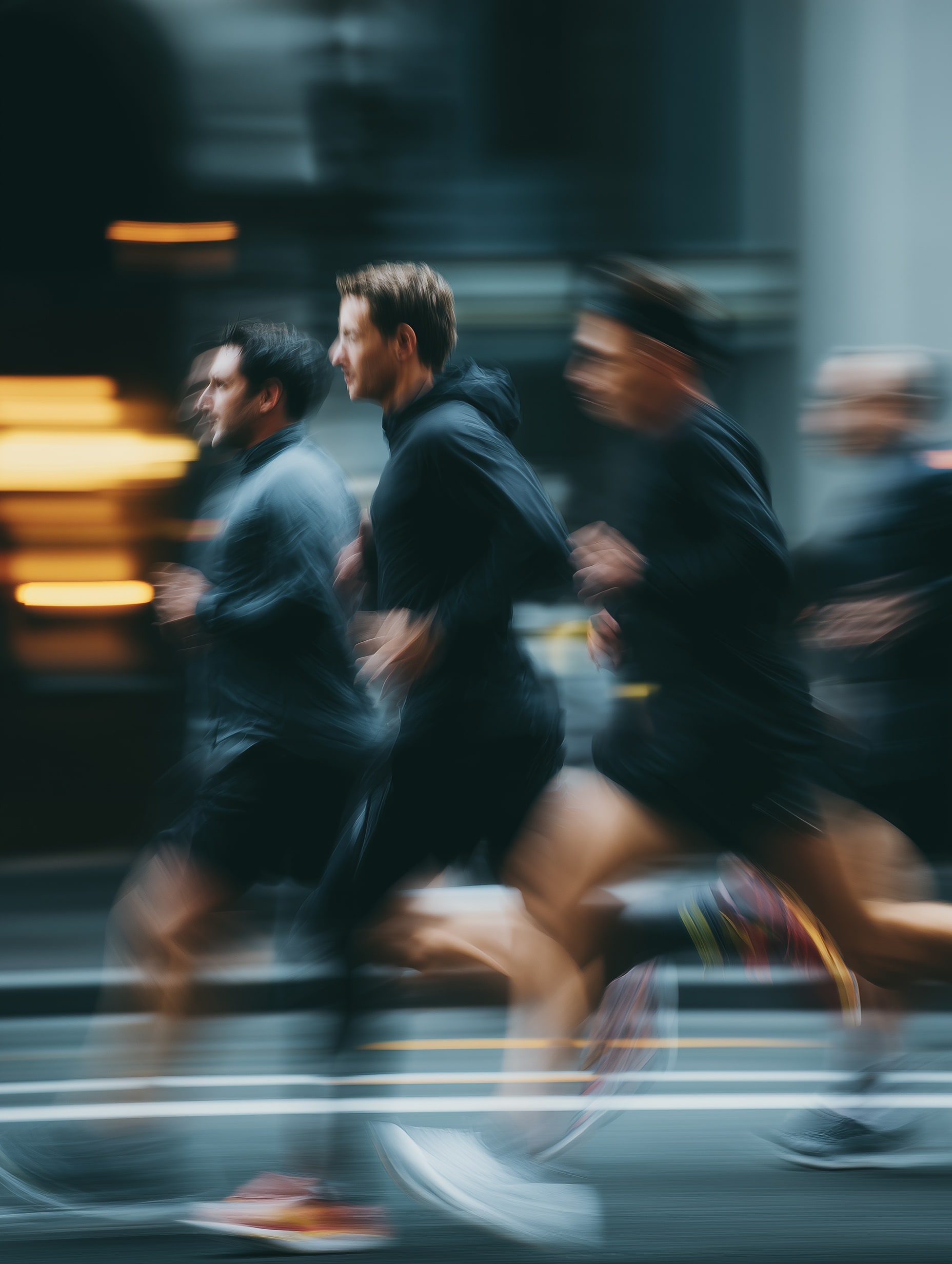 Groupe de coureurs en mouvement rapide