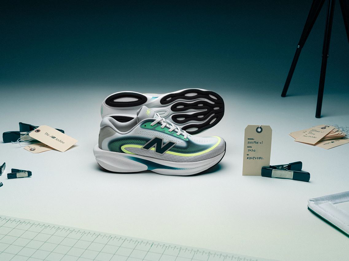 Chaussures de sport posées sur une table.