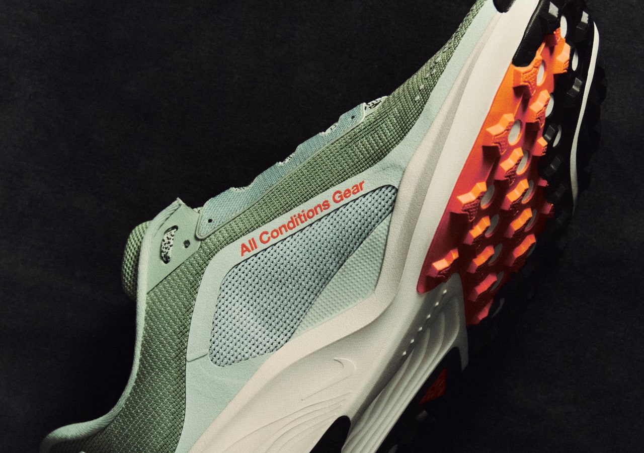 Chaussure verte avec semelle orange