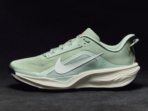 Basket de sport verte sur fond noir