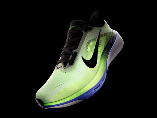 Chaussure de sport verte avec logo noir