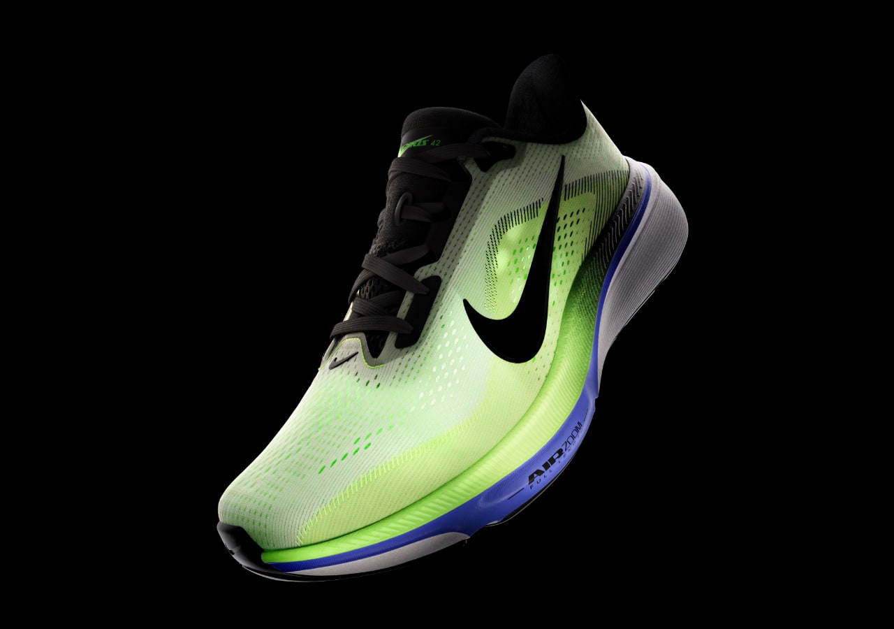 Chaussure de sport verte avec logo noir