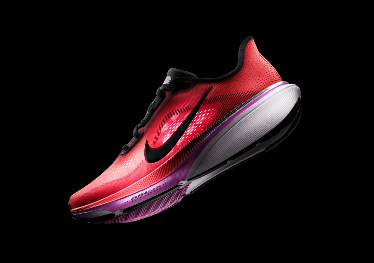 Chaussure de course rouge et noire en lévitation.