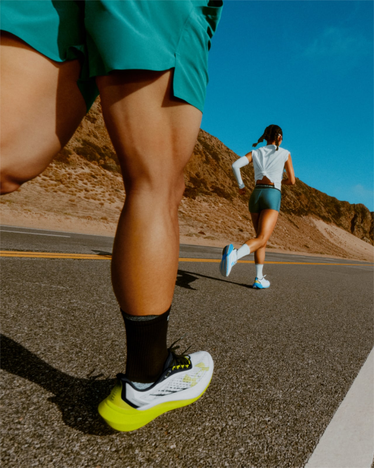 Deux personnes courant sur une route ensoleillée