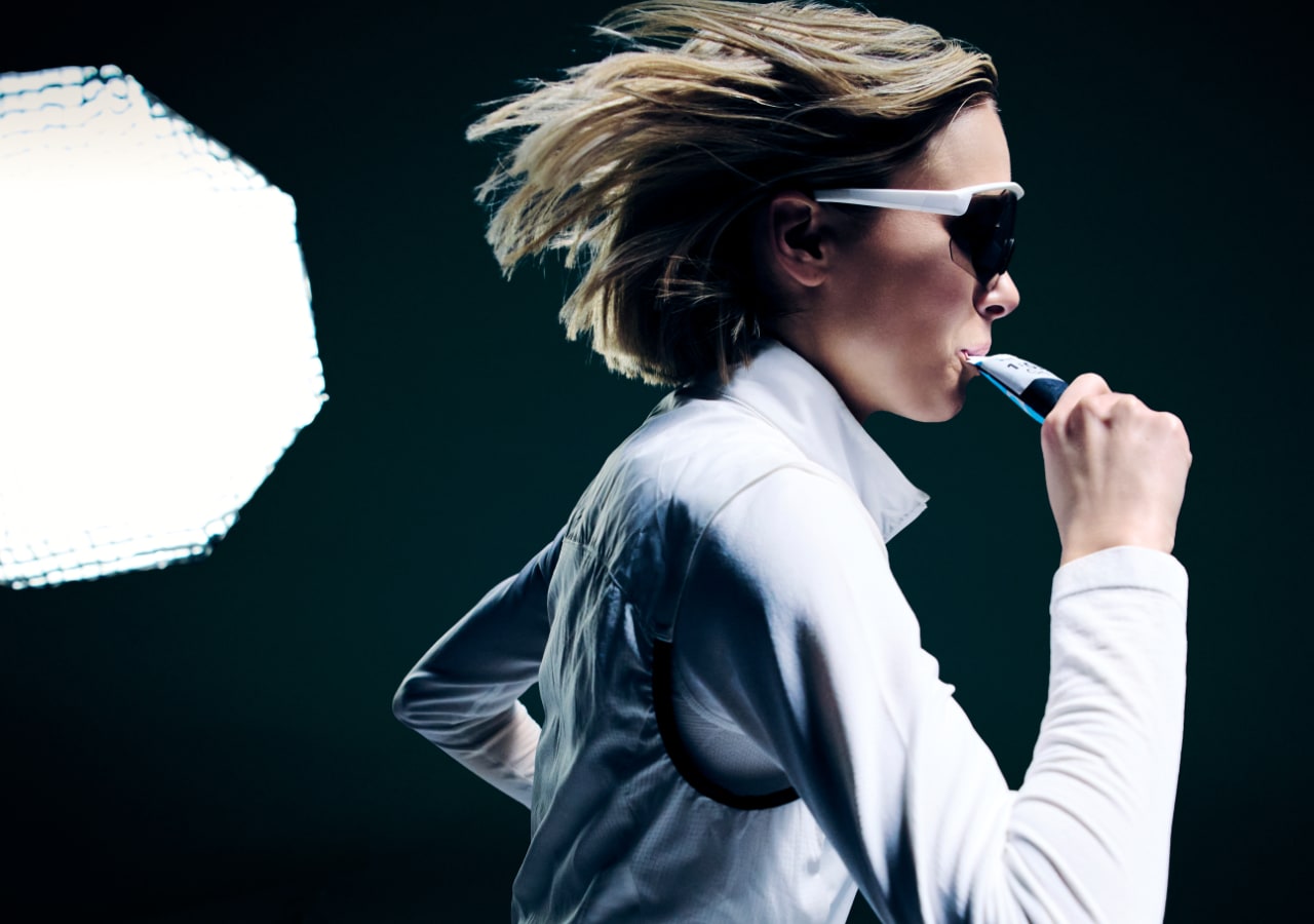 Femme en mouvement avec lunettes de soleil