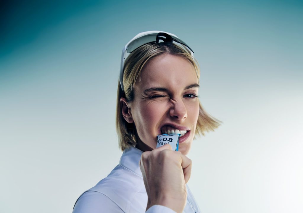 Femme avec un sachet de gel énergétique