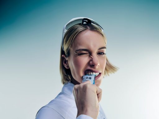 Femme avec un sachet de gel énergétique