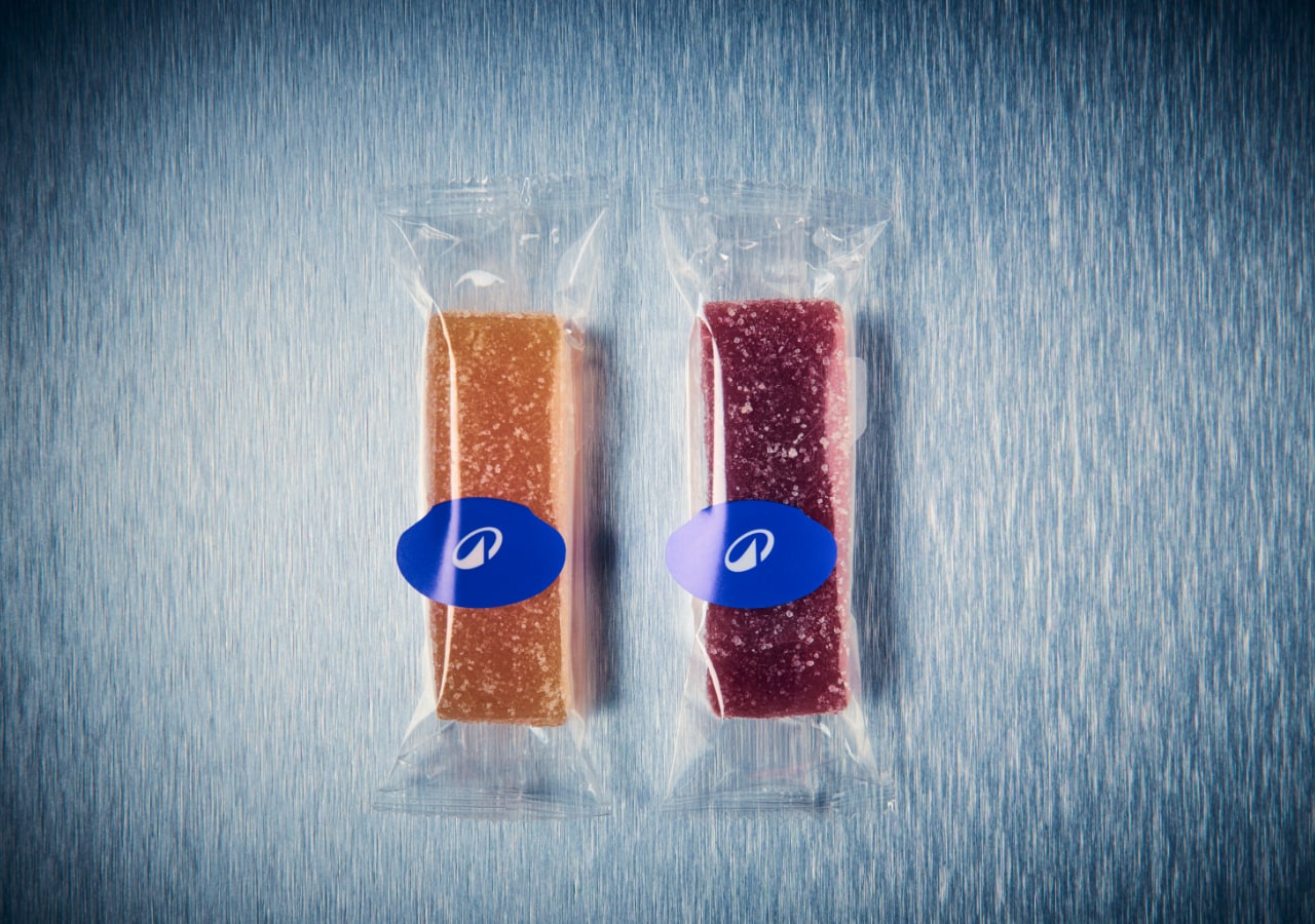 Deux bonbons emballés sur fond bleu