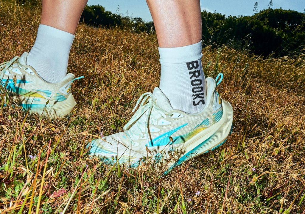 Chaussures Brooks sur herbe sauvage