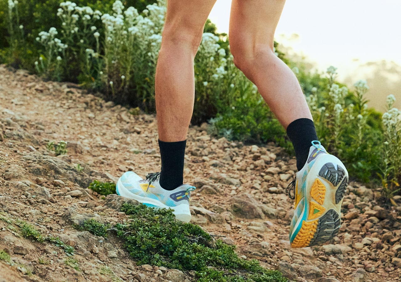 Personne courant sur un sentier caillouteux